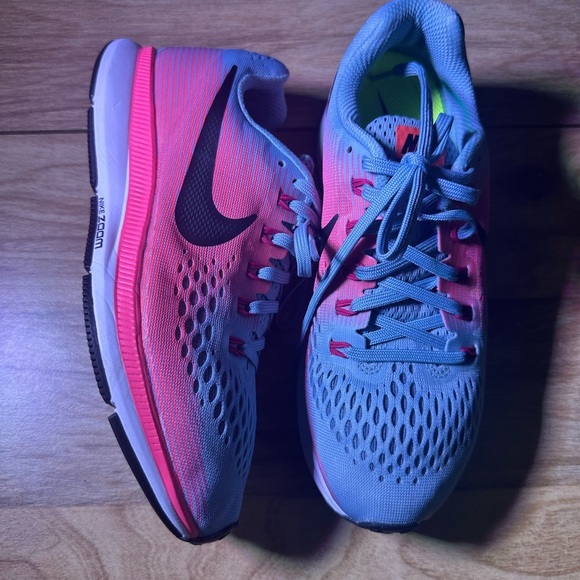 Nike Women's Athletic Shoes in Blue and Pink - Picture 4 of 10